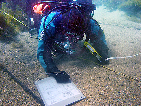 Student mapping a section of the shipwreck <em>Star of Greece</em>.